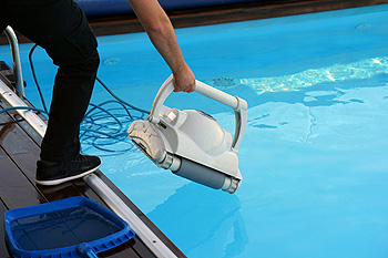 cleaning-swimming-pool